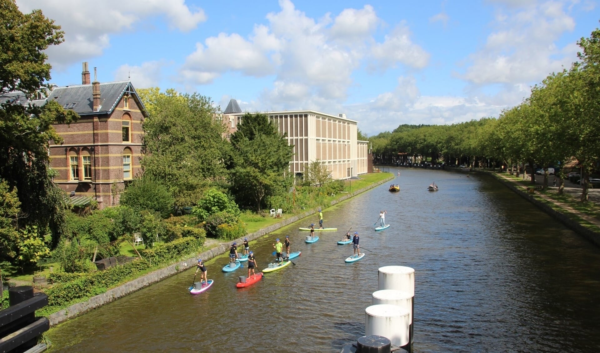 Door een sleepnetje achter je boot of SUP te bevestigen kun je microplastics uit het water halen en ze zelfs analyseren.