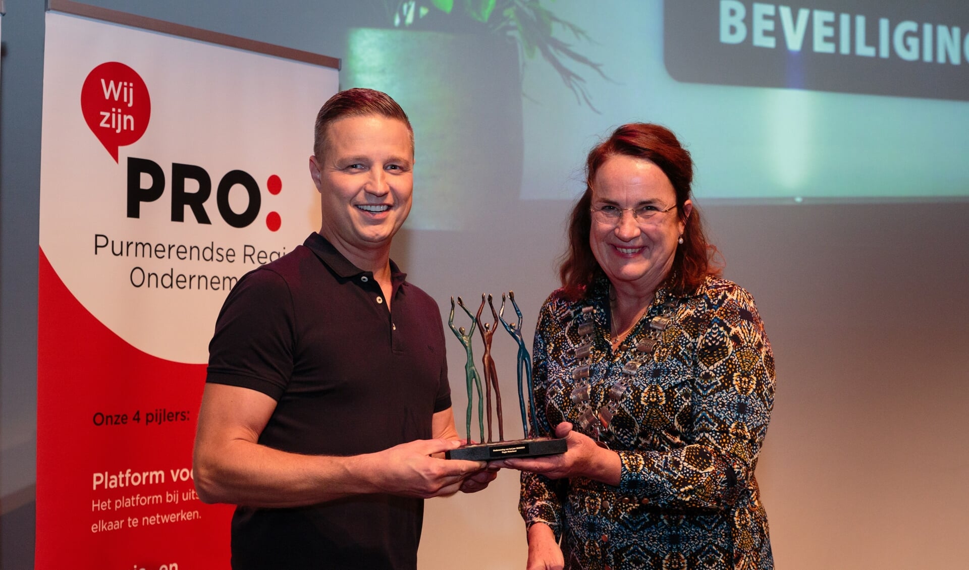 Jasper Sieling kreeg van burgemeester Ellen van Selm de ondernemersprijs uitgereikt.