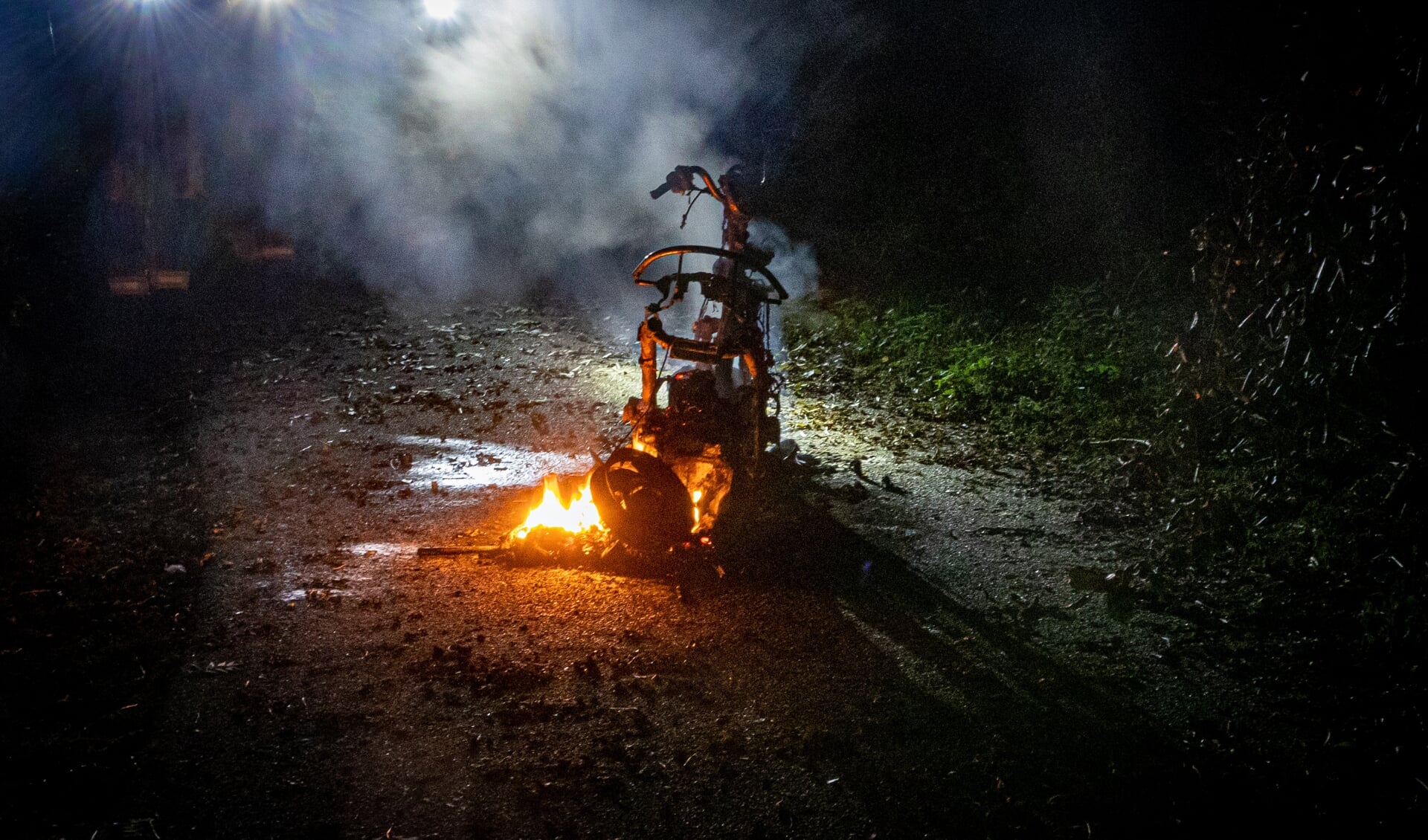 De scooter is volledig in vlammen opgegaan.