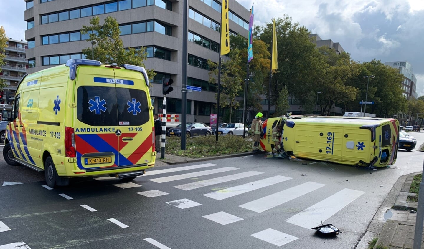 Ambulance gekanteld