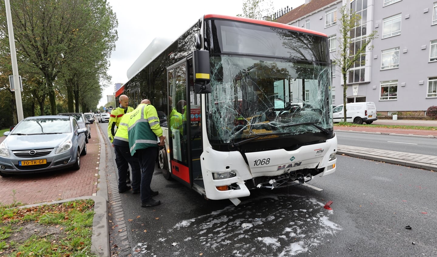 Veel schade aan HTM bus na ongeval