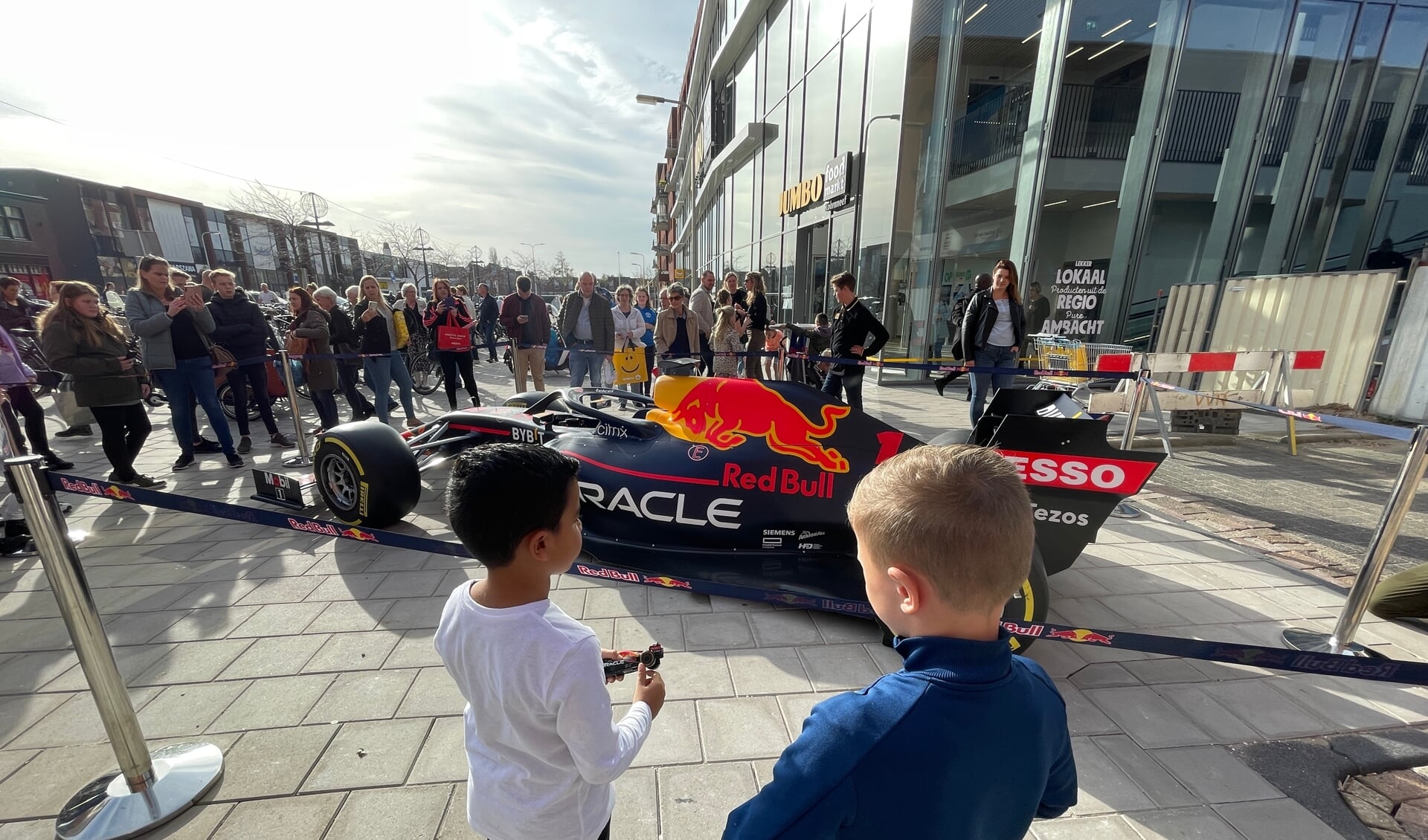 Jong en oud geniet van de Formule 1-auto van Max Verstappen.