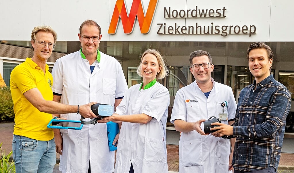 Martijn Wokke van Lions Alkmaar (links) overhandigt de VR-brillen voor Ziekenhuis Noordwest.