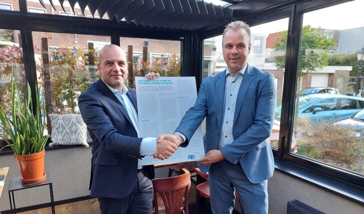 Wethouder Werner van Damme krijgt het manifest symbolisch overhandigd door bestuurslid Stichting Hoteloverleg, Menno Noordenbos.