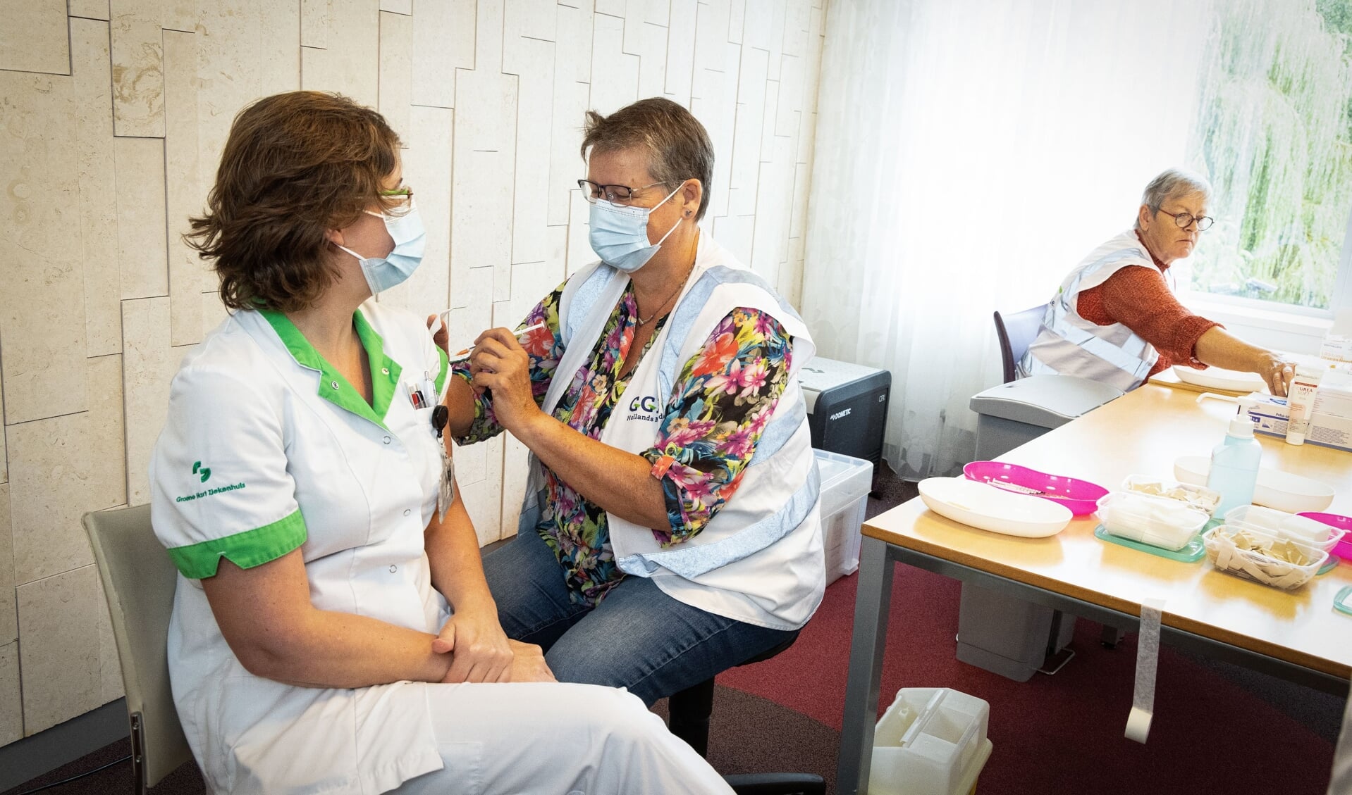 Mobiel vaccinatieteam vaccineert in Groene Hart Ziekenhuis Gouda.