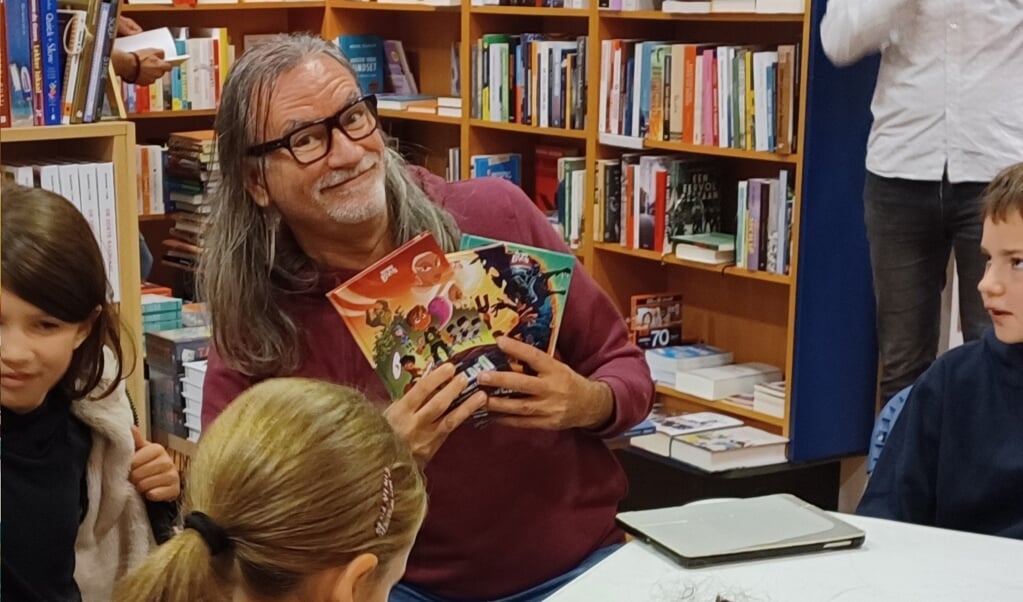 Kinderboekenschrijver Marcel van Driel, vooral bekend van zijn populaire boekenserie Game Helden, bezocht 15 oktober boekhandel Post Scriptum in Schiedam.