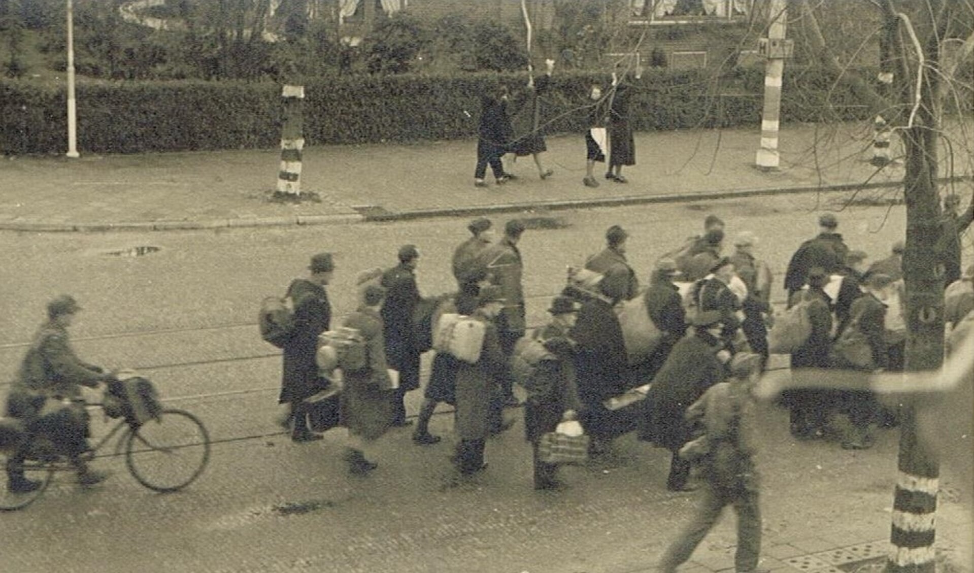 Jongens en mannen worden op 11 november 1944 weggevoerd. 