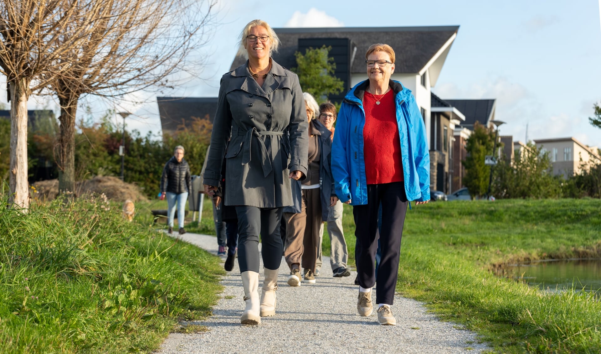 Huisarts Renate (links) met haar patiënten. Tussen de wandeling door worden er wat doktersvragen gesteld. 