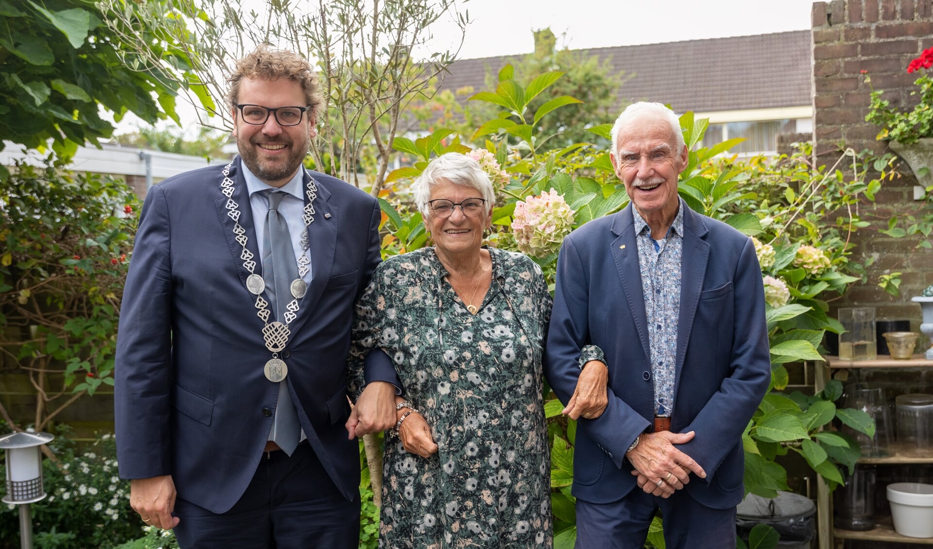 Burgemeester Maarten Poorter bracht een bezoek aan het jubilerende echtpaar Ineke en Cor Blanken.