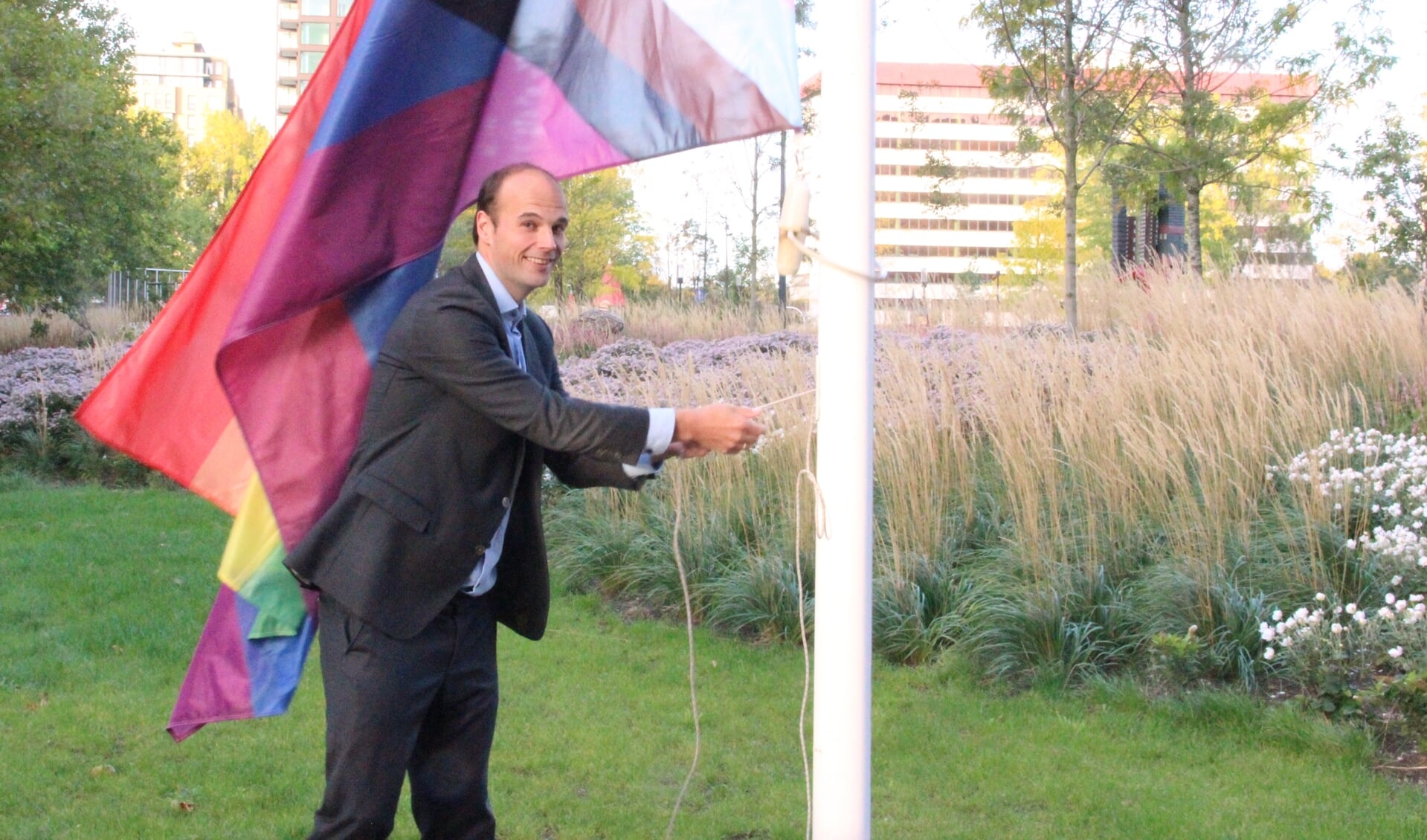Wethouder Gijs van Malsen (o.a. Emancipatie, PvdA) hijst dinsdag 11 oktober de regenboogvlag voor het stadhuis.