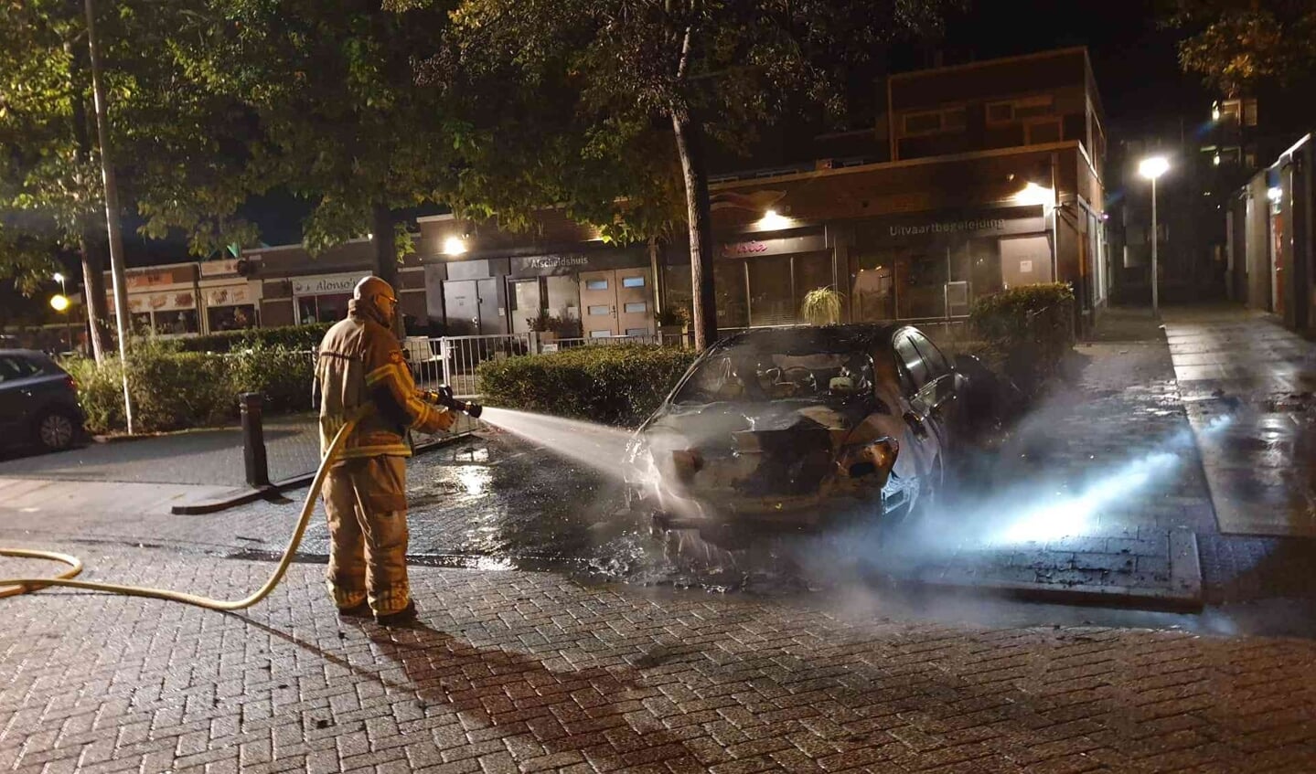 Uitgebrande auto aan het Zwanebloem.