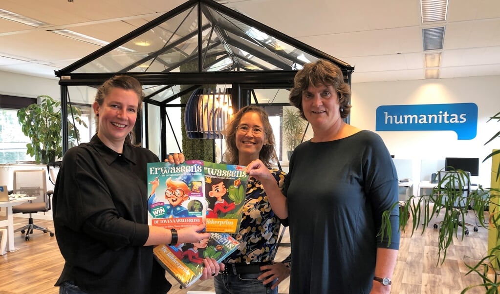 De VoorleesExpress Alkmaar neemt 90 leespakketten in ontvangst. V.l.n.r.: uitgever Rikky Schrever met Saskia Brink en Warja Kruithof van de VoorleesExpress Alkmaar. Foto: Humanitas.