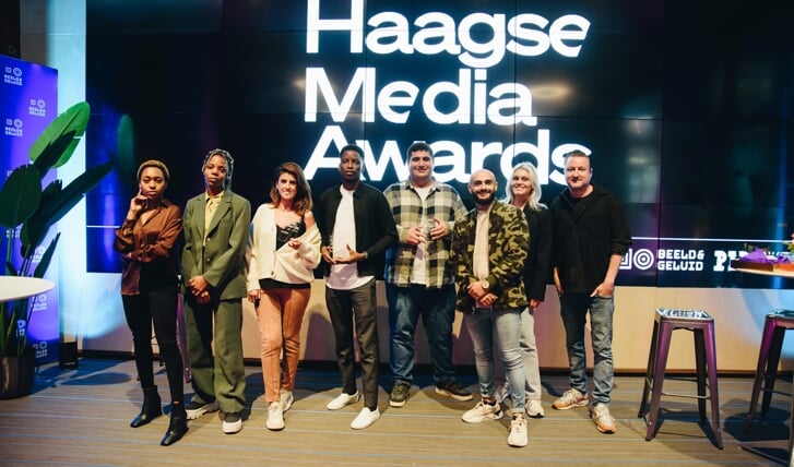 De winnaars en de jury van de Haagse Media Awards, na afloop van de uitreiking.  
