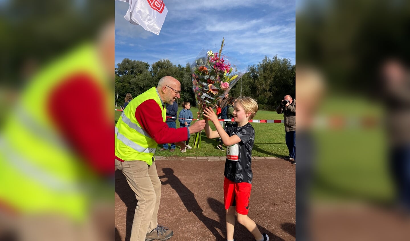 Keimpe Kemper krijgt zijn prijs uitgereikt.