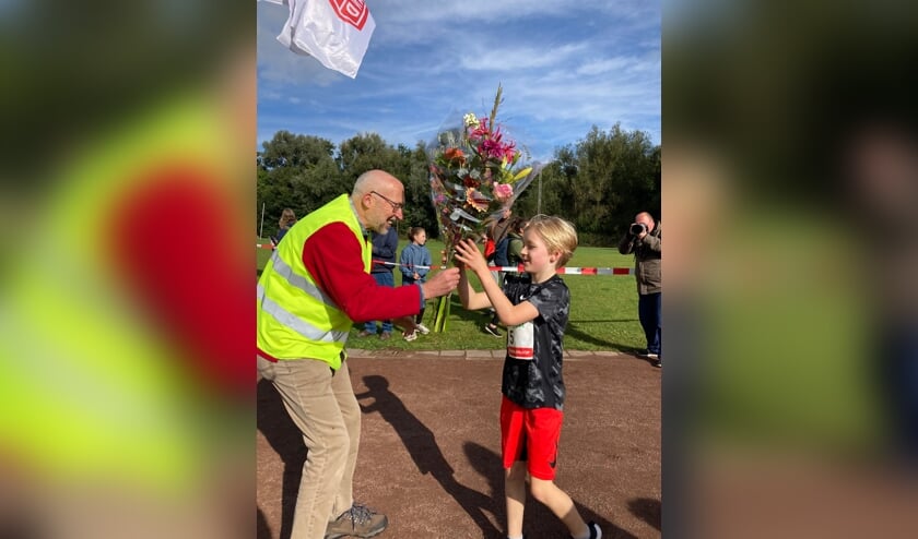 Keimpe Kemper krijgt zijn prijs uitgereikt.