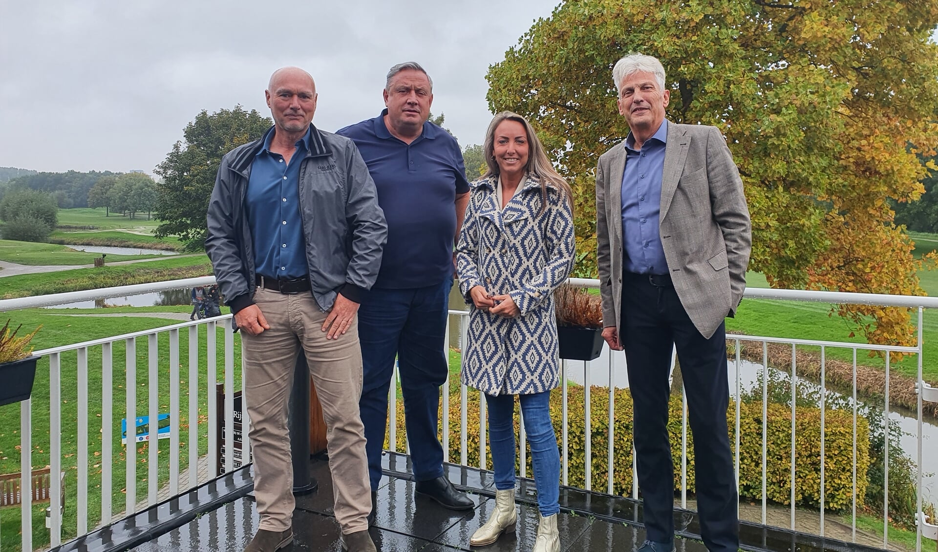 Wethouder Larissa Bentvelzen (o.a. Sport) is op kennismakingstoer bij de sportverenigingen in Rijswijk, hier bij RGC met voorzitter Hans Krul en manager Bob Knaap. 