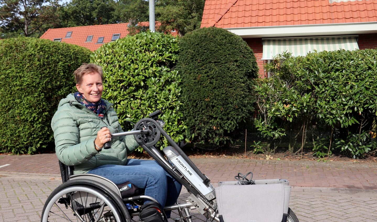 Petra Storm op haar geliefde handbike die haar weer vrijheid geeft.
