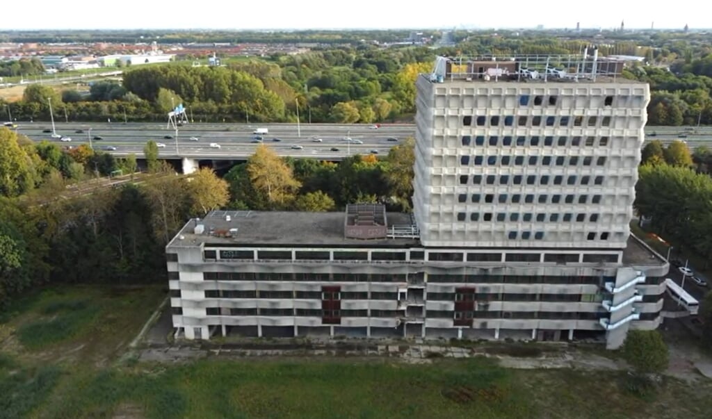 Een dronebeeld van het gebouw van de voormalige Sijthoff-pers, 17 oktober 2022.
