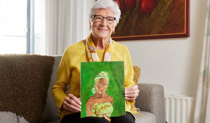 Bep van Hagen (88 jaar) met haar kunstwerk. 