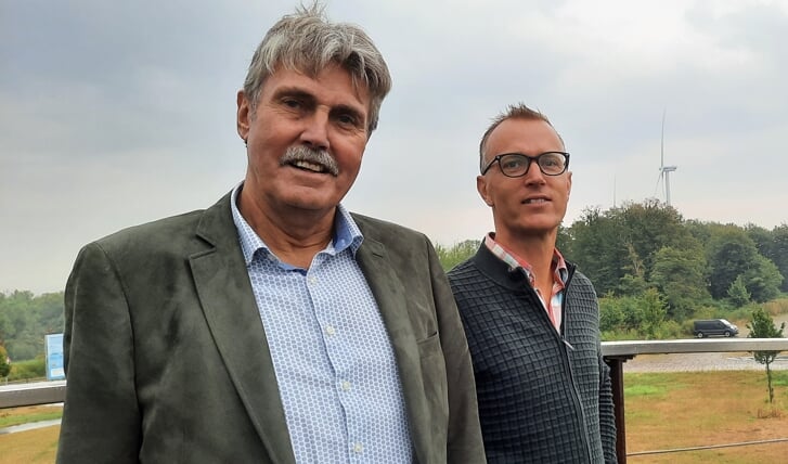 Ton van der Steen(links) is teleurgesteld dat de gemeentelijke garantiestelling voor de bouw van twee windturbines is afgewezen.