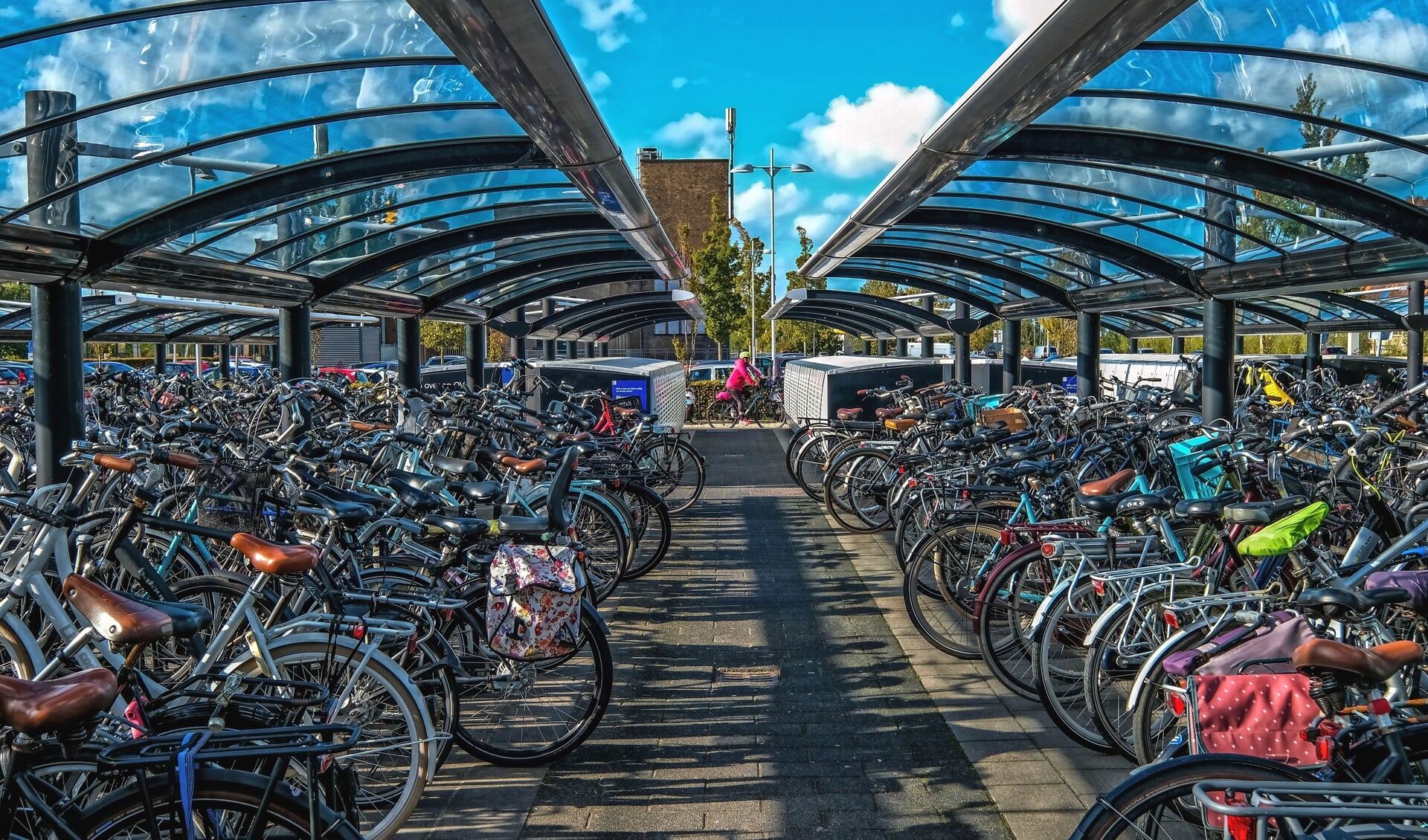In hooguit een kwartier is het vanaf station Uitgeest/Heemskerk of Beverwijk naar het nabijgelegen bedrijventerrein fietsen. In de fietsenstalling staan de tweewielers gereed. 