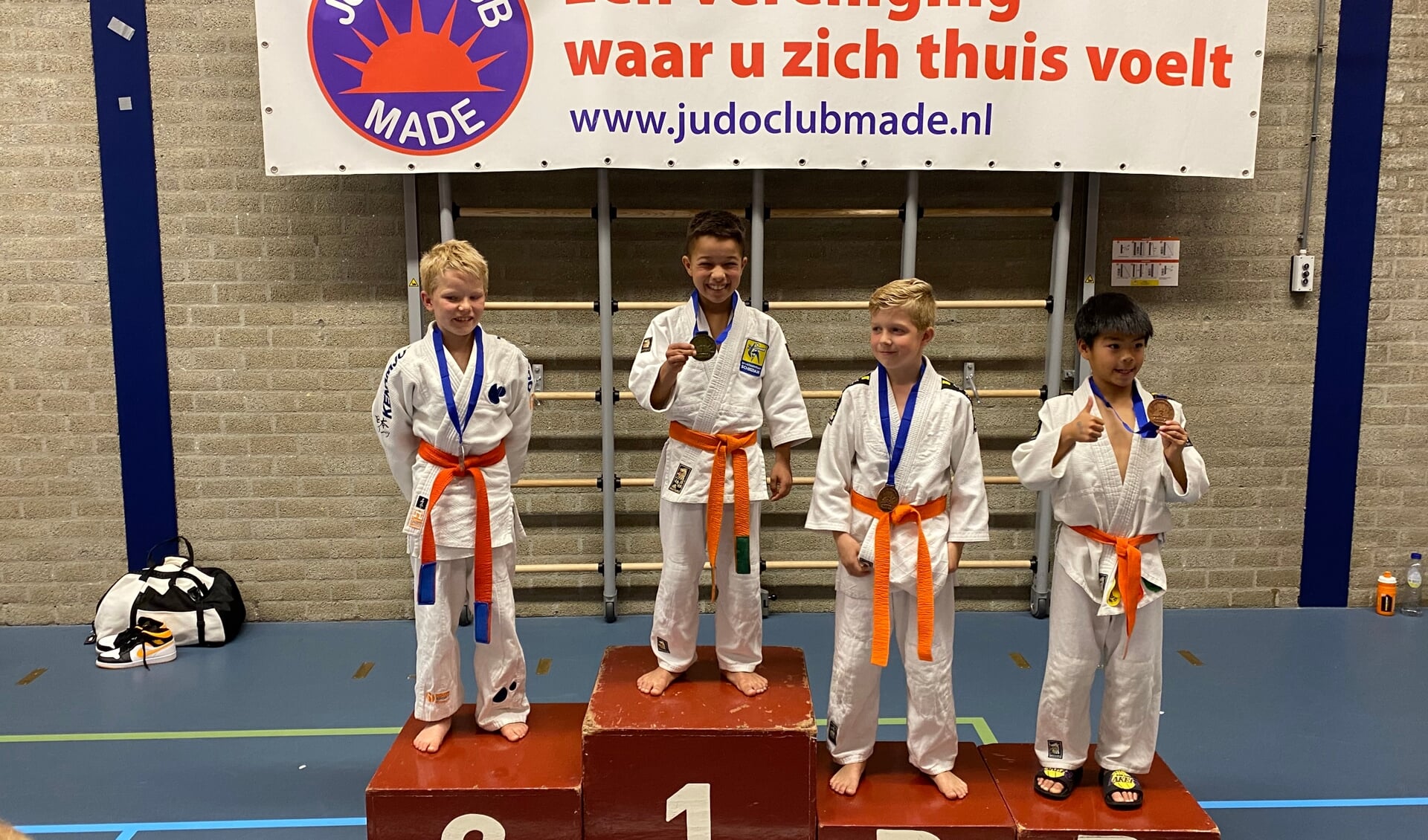 Vier van de acht judoka's die een medaille wonnen.