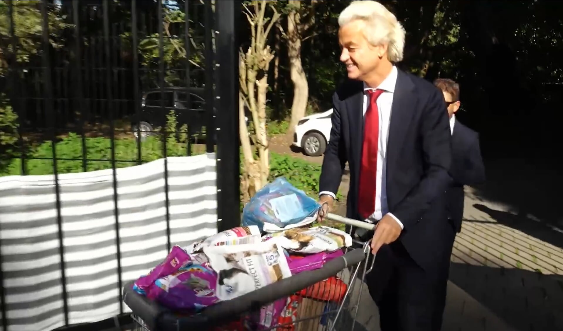 Tweede Kamerlid Geert Wilders was donderdag 6 oktober in Rijswijk voor een bezoek aan dierenasiel 't Julialaantje.