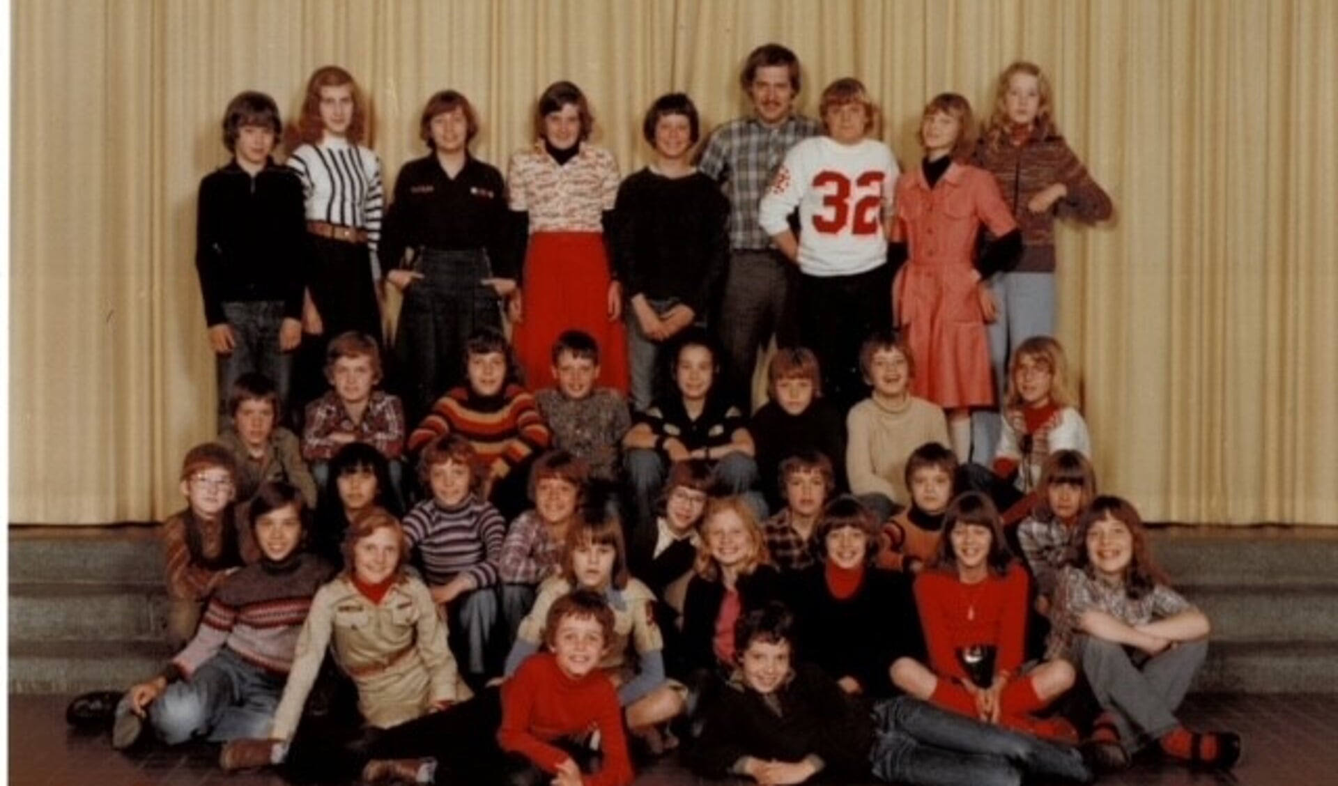 De klassenfoto van de zesde klas in 1977. Op de foto in 2022 is deze opstelling zoveel mogelijk nagebootst.