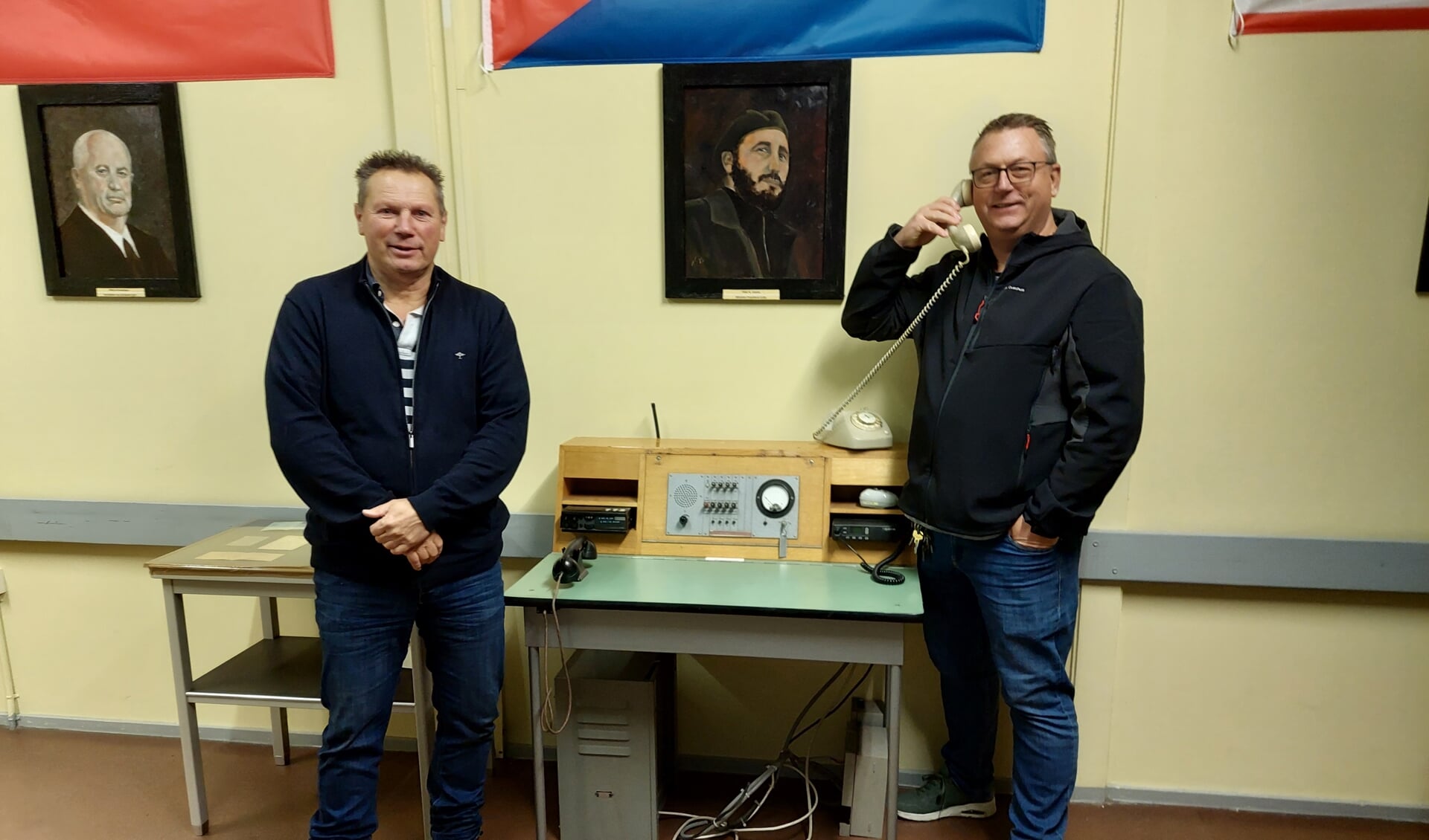 Martien de Brabander (l) en Riko van der Stap (r) ontvangen komend weekend bezoekers in het BB-Museum voor de expositie over 60 Jaar Cubacrisis.