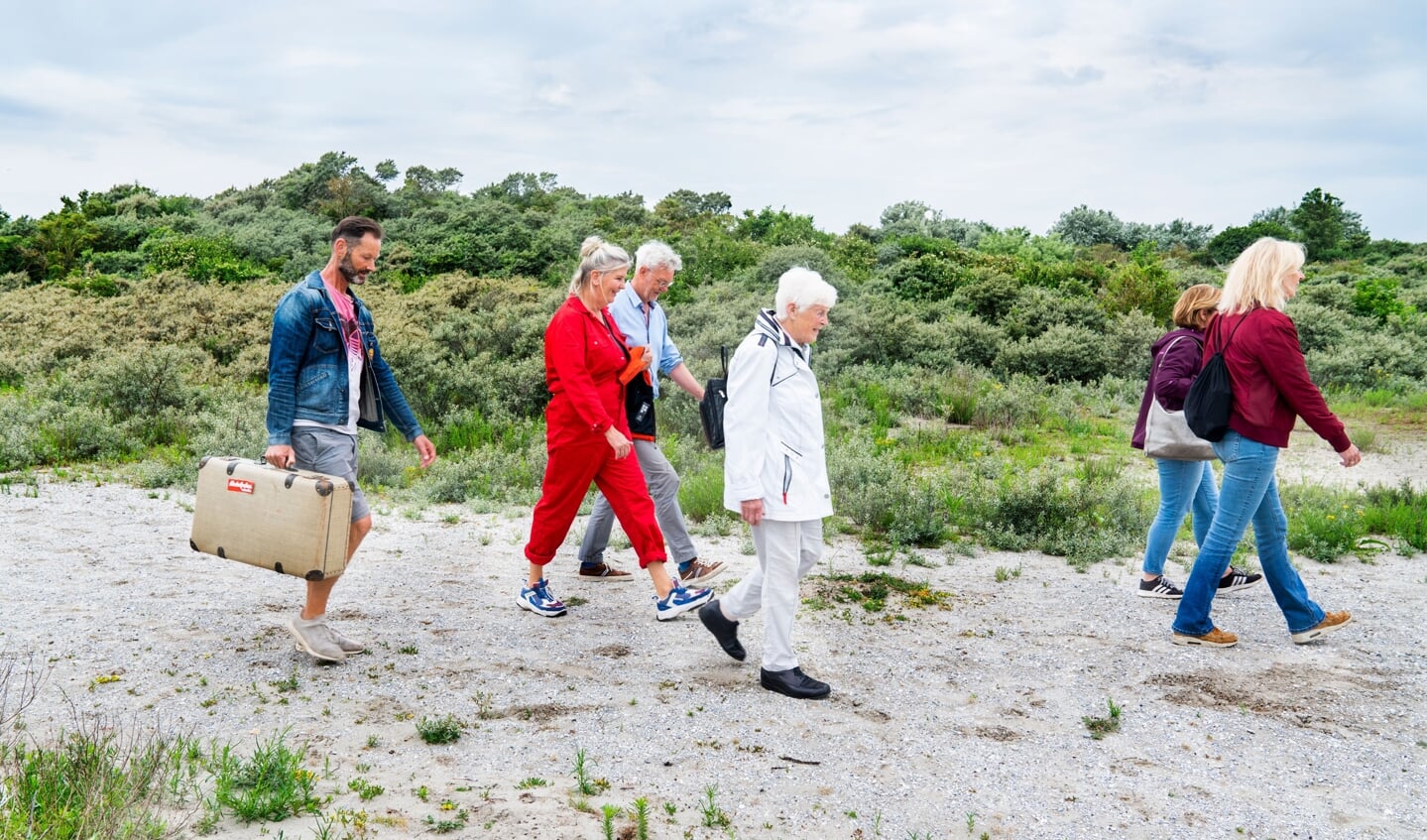 De deelnemers gaan lekker wandelen.