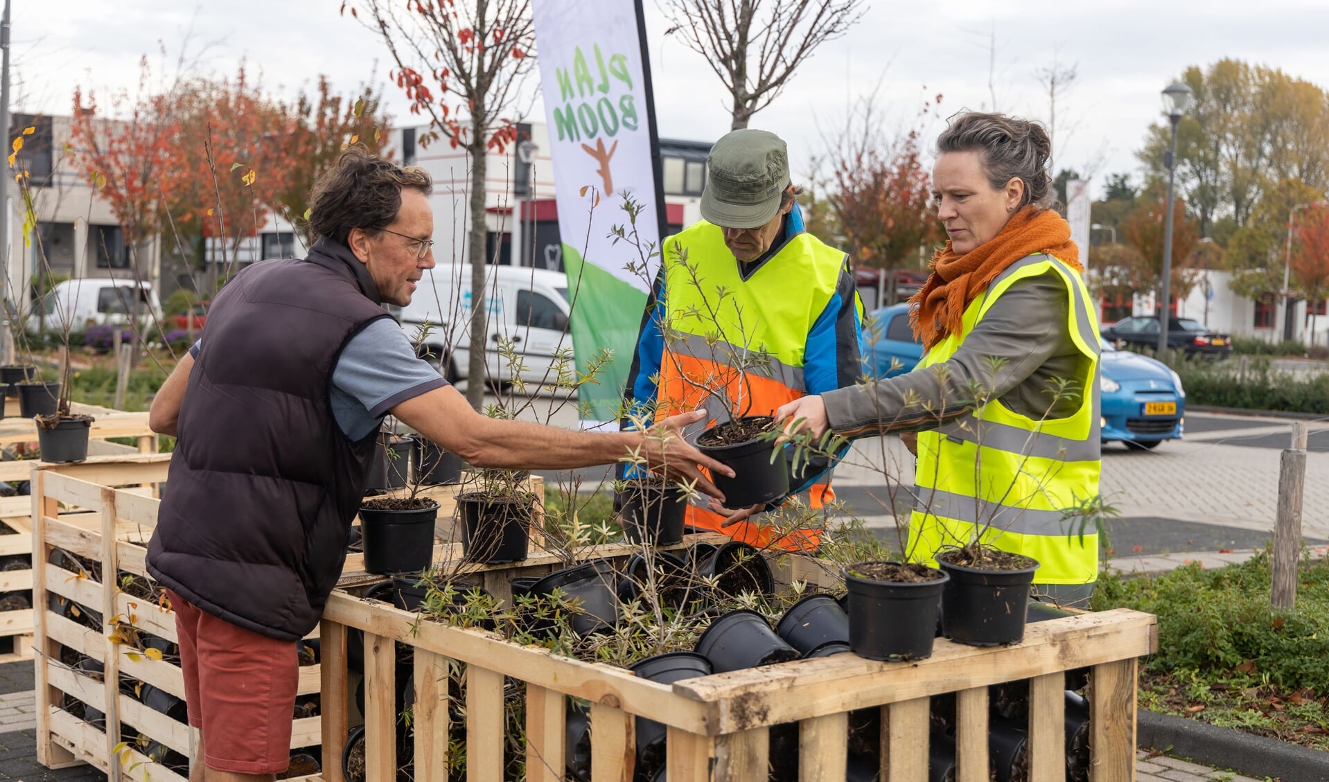 Nienke Schuil (Plan Boom) en Aad van Uffelen (Natuurlijk Westland) waren onder andere aanwezig om planten uit te delen en informatie te geven over de soorten.