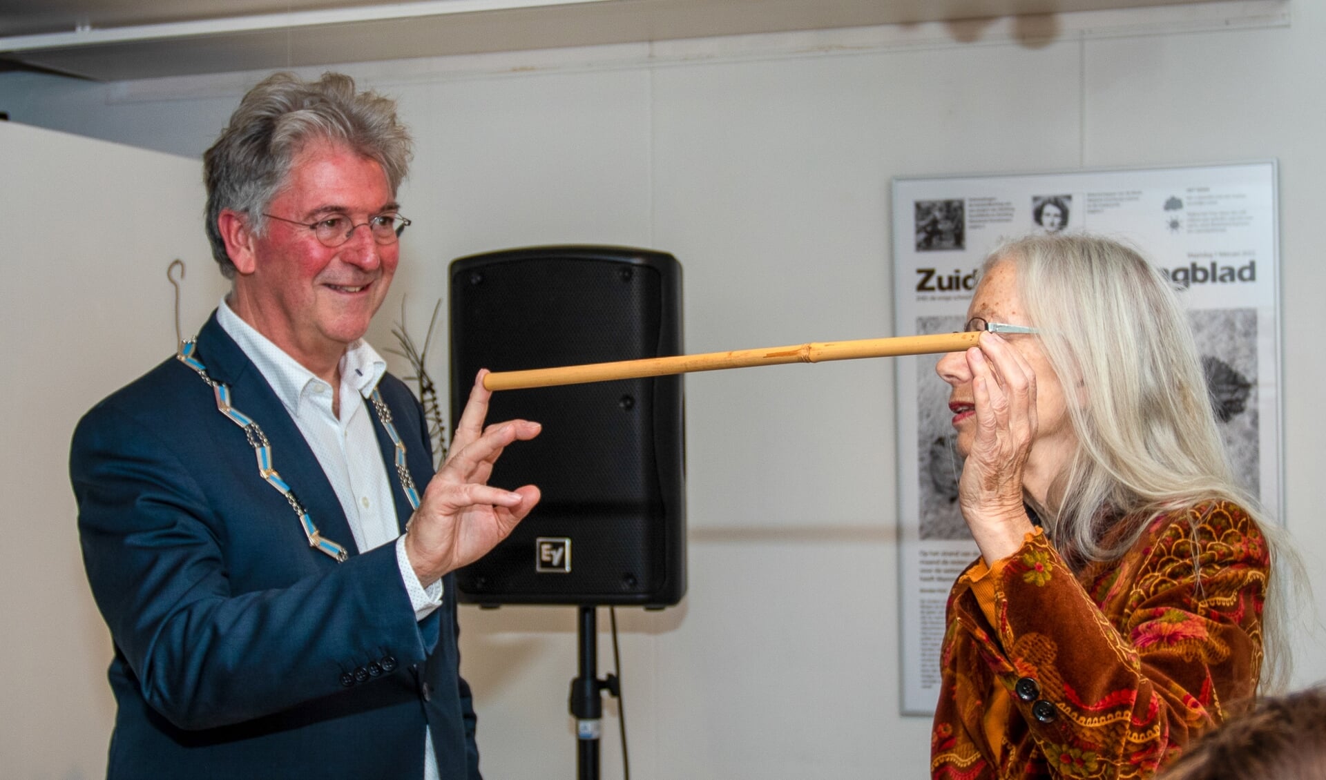 De burgemeester deed onder meer de stokkendans met kunstenaar Vera Whistler. 