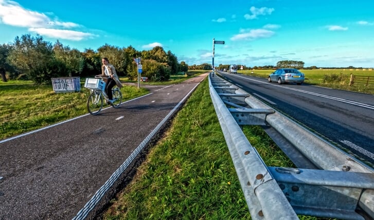 Kleine aanpassingen van het fietspad moeten de veiligheid verhogen. Een vangrails langs de hele weg zou een fikse verbetering zijn. 