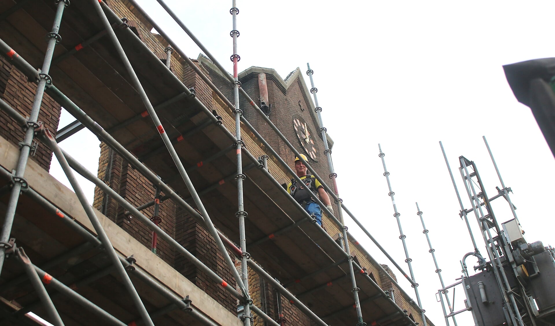 De geboortekerk staat in de steigers na de heftige brand.