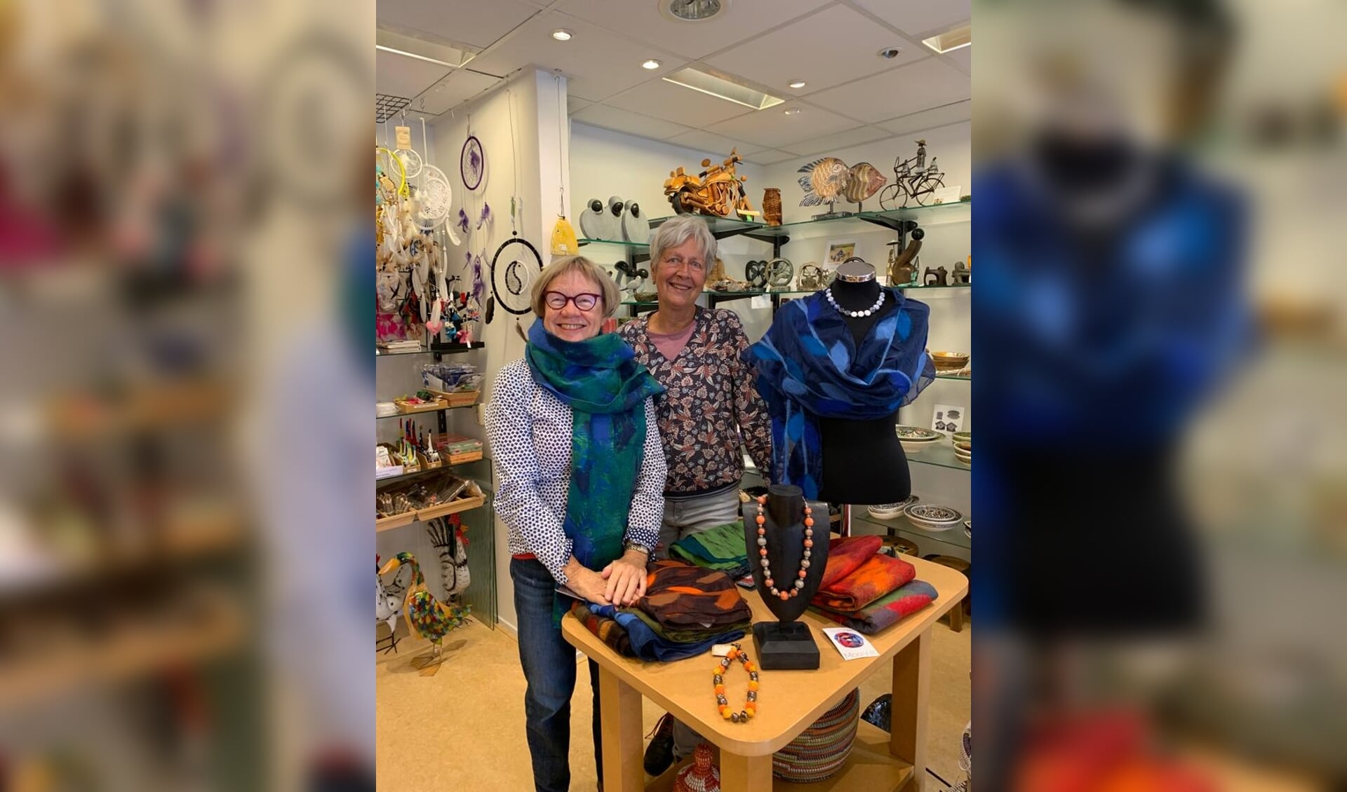 Medewerkers Trudie en Willemien bij de nieuwe collectie wollen sjaals en handgemaakte sieraden. 