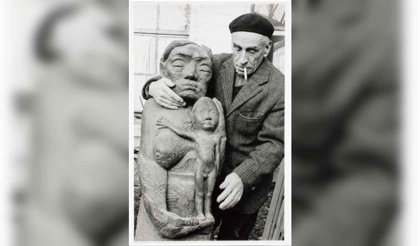Piet van Stuivenberg met zijn marmeren beeld 'Moeder met kind', 1975.