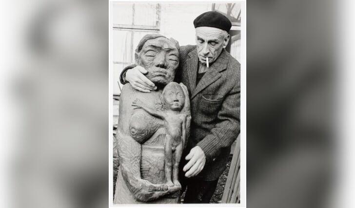 Piet van Stuivenberg met zijn marmeren beeld 'Moeder met kind', 1975.