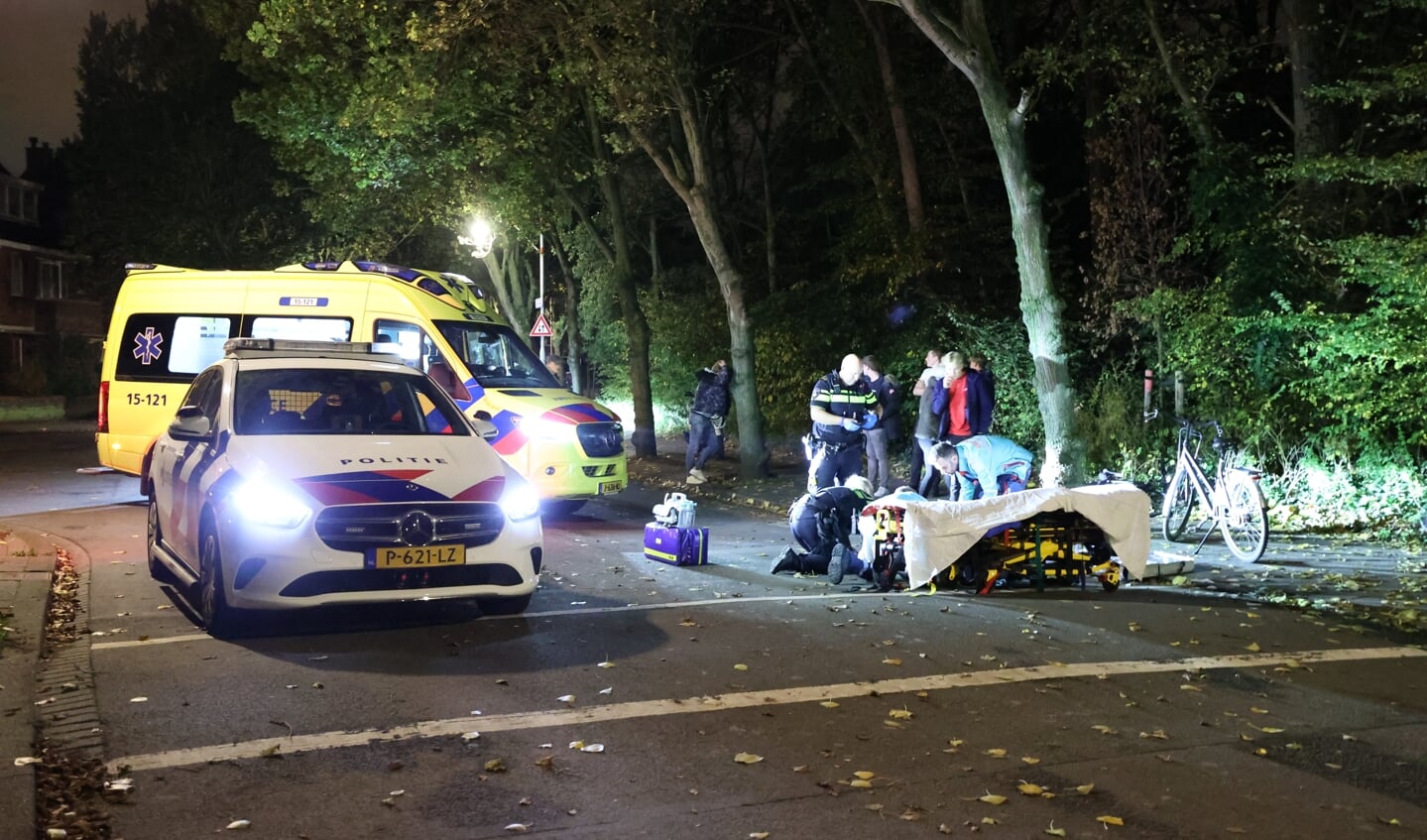Duo op snorscooter zwaargewond na botsing met boom Laan van Poot