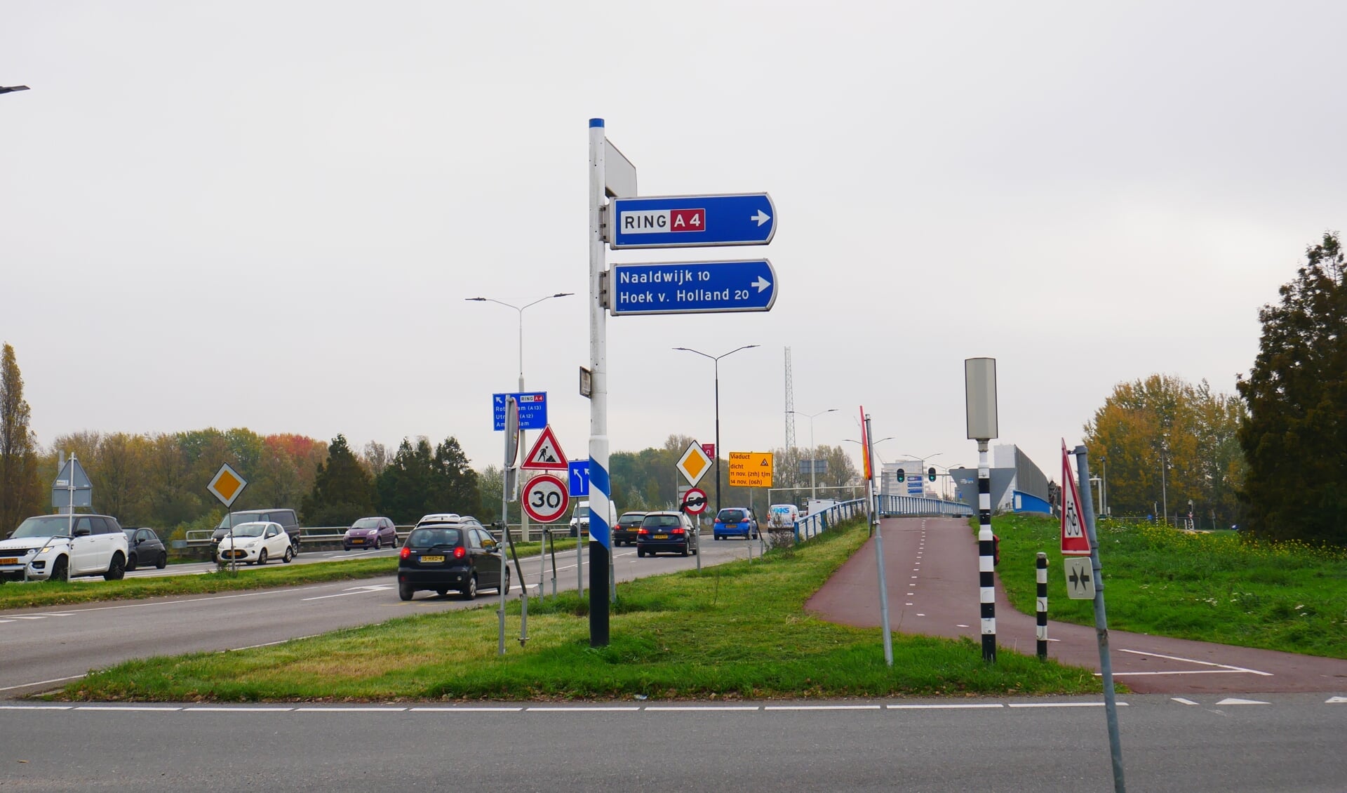 Het viaduct boven de A4 richting Delft-Rijswijk wordt dit weekend afgesloten in verband met boringswerkzaamheden voor WarmtelinQ.