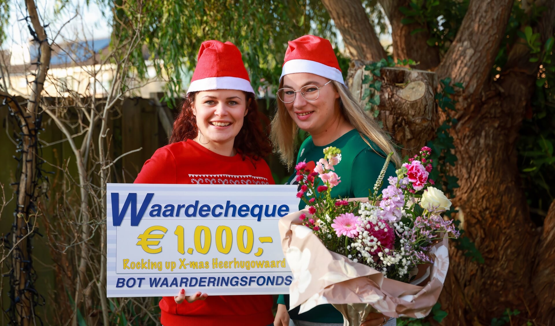 Sylvia en Maaike van Rocking Up X-Mas Heerhugowaard zijn zeer in hun nopjes met de cheque ter waarde van 1.000 euro van het Bot Waarderingsfonds.