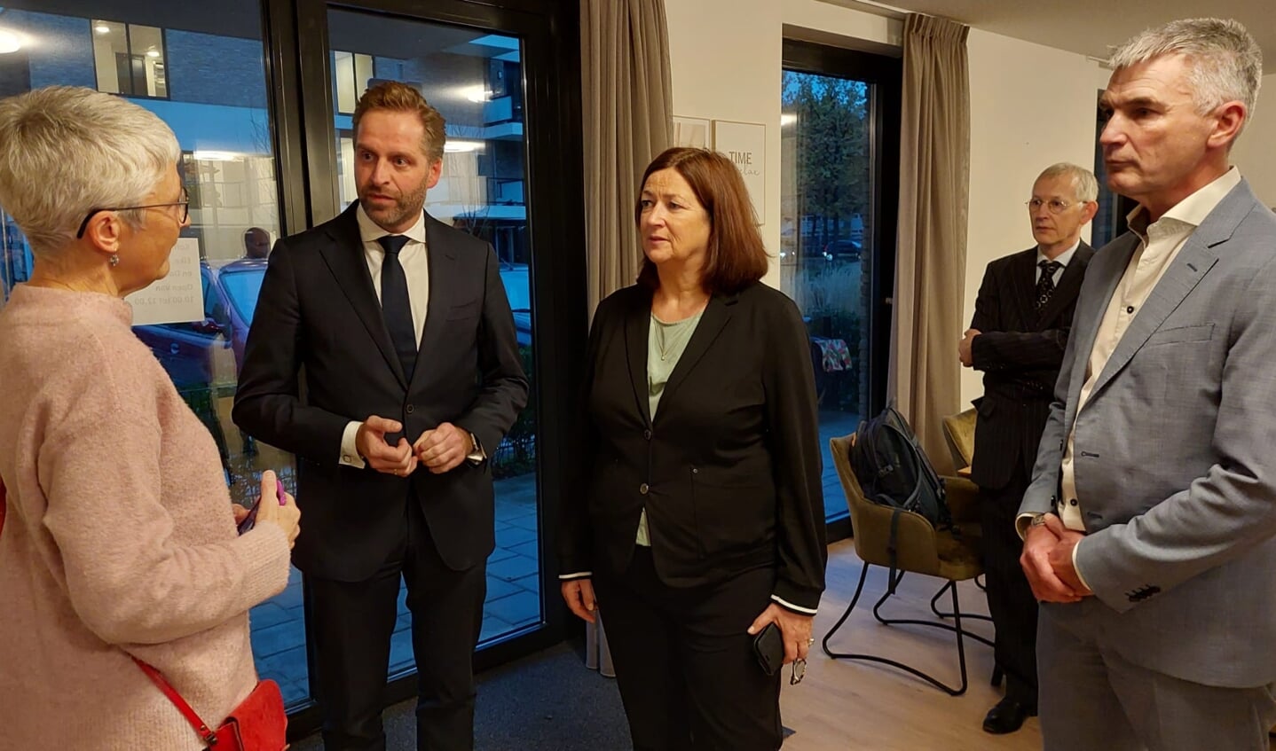 Ministers Hugo de Jonge en Conny Helder worden in de ontmoetingsruimte van Nieuw-Benedictus ontvangen door Marion Wendel en Rob van den Broeke van Rijswijk Wonen.