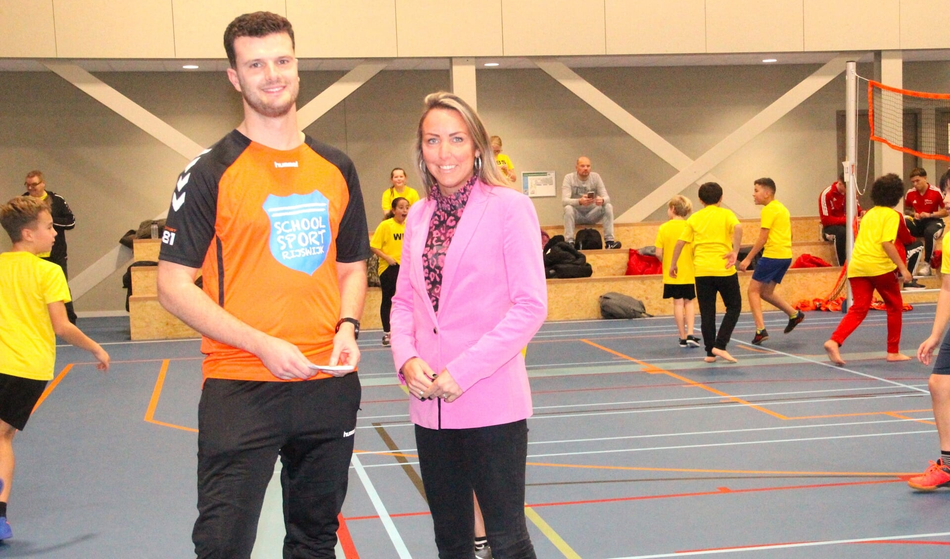 Larissa Bentvelzen (rechts) en Steven Pouw bij de Schoolsportdag in het Sportcomplex De Altis.