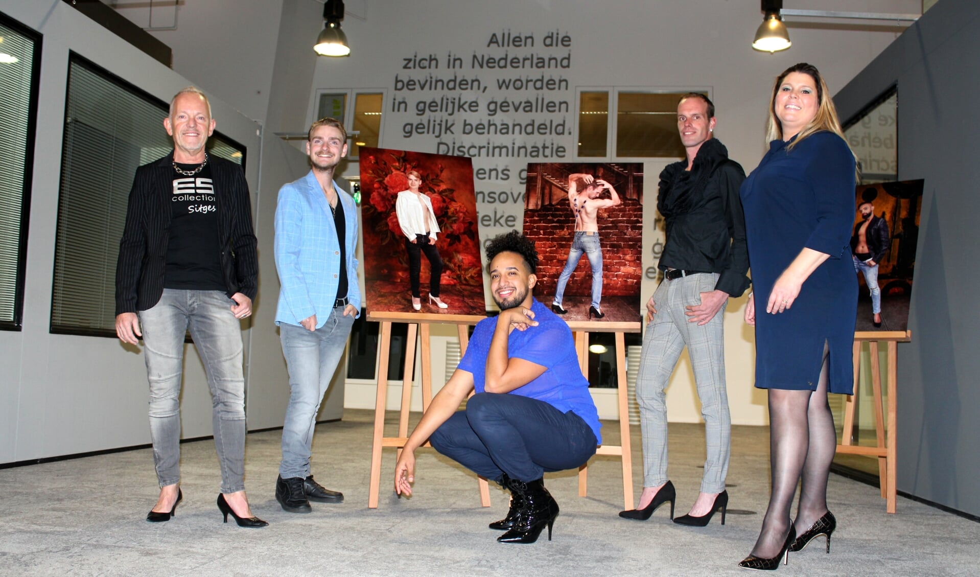 De expositie Boys in Heels van Henk Veldhuizen: vlnr Arno Klos, Lennart Nederlof, Orwin Gomes, Pascal Nahuis en wethouder Anouk Noordermeer