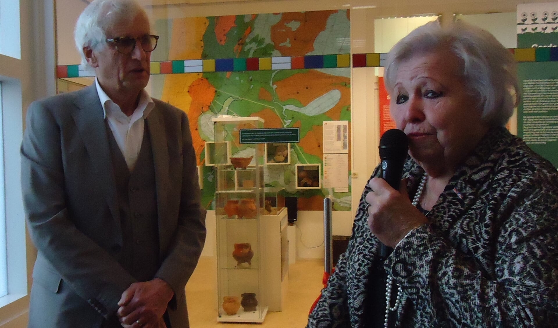 Voorzitter Cees Hazenberg en Carli Bilars bij de opening Museum Kennmemerland.