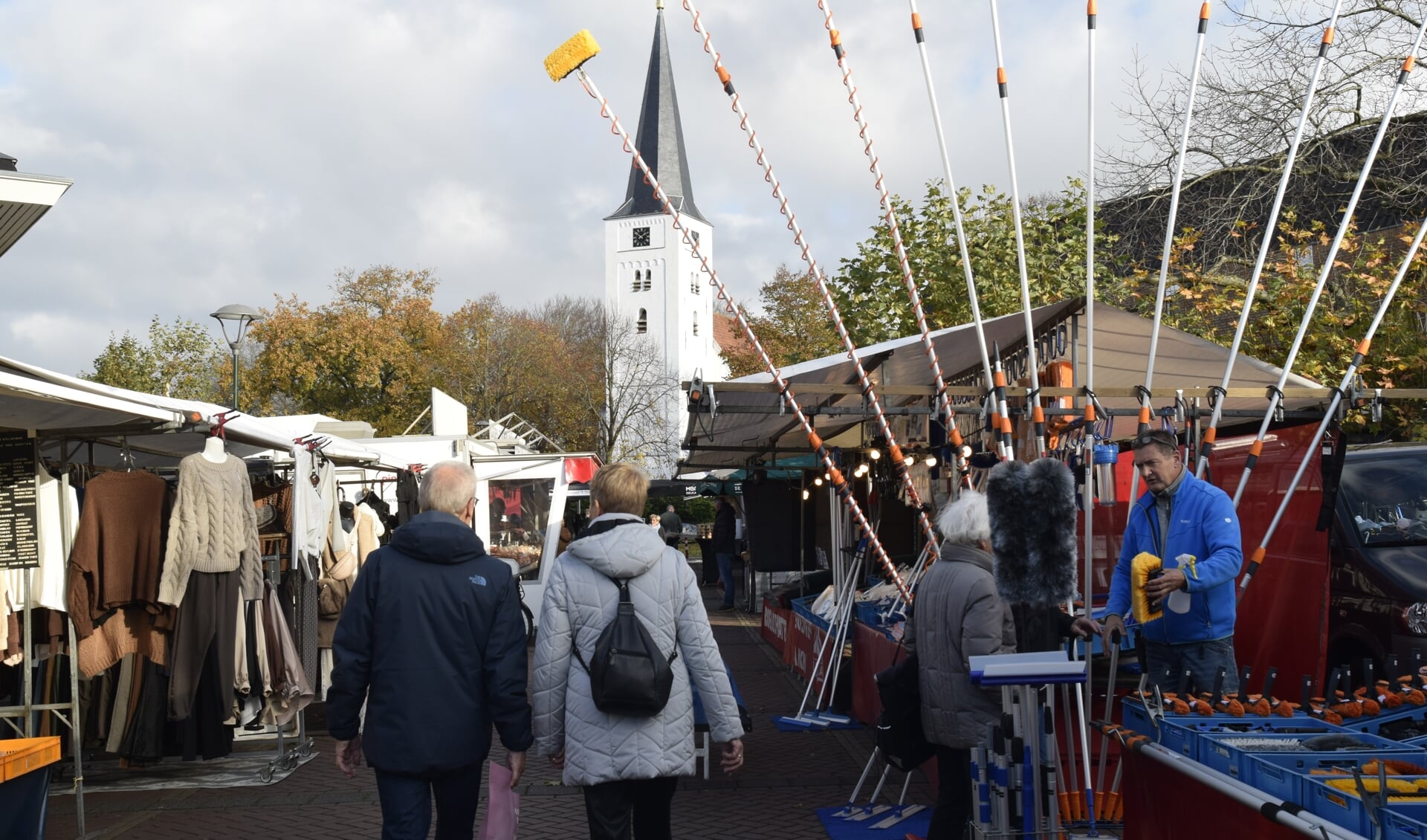 De markt van Heiloo met Ruud Bakker bij zijn opvallende standplaats met telescoopborstels. 