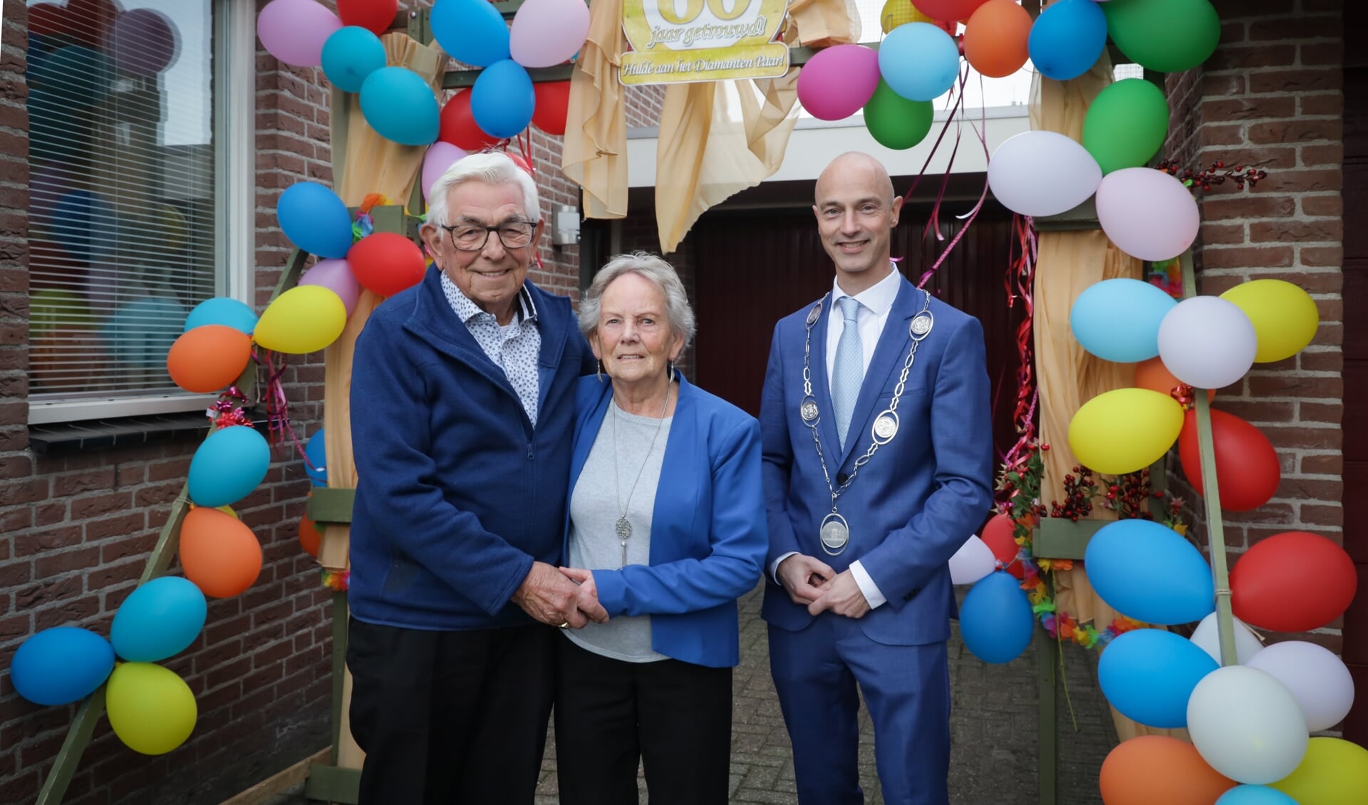 Het diamanten echtpaar Roodhof en wethouder Tesselaar van de gemeente Opmeer.