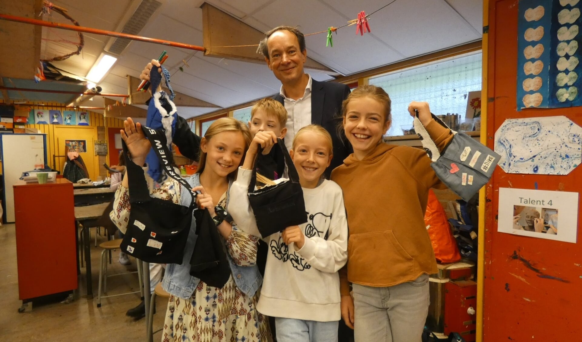 Met oude kleding van kringloop Noppes in Uitgeest hebben leerlingen een eigen tas gemaakt. 