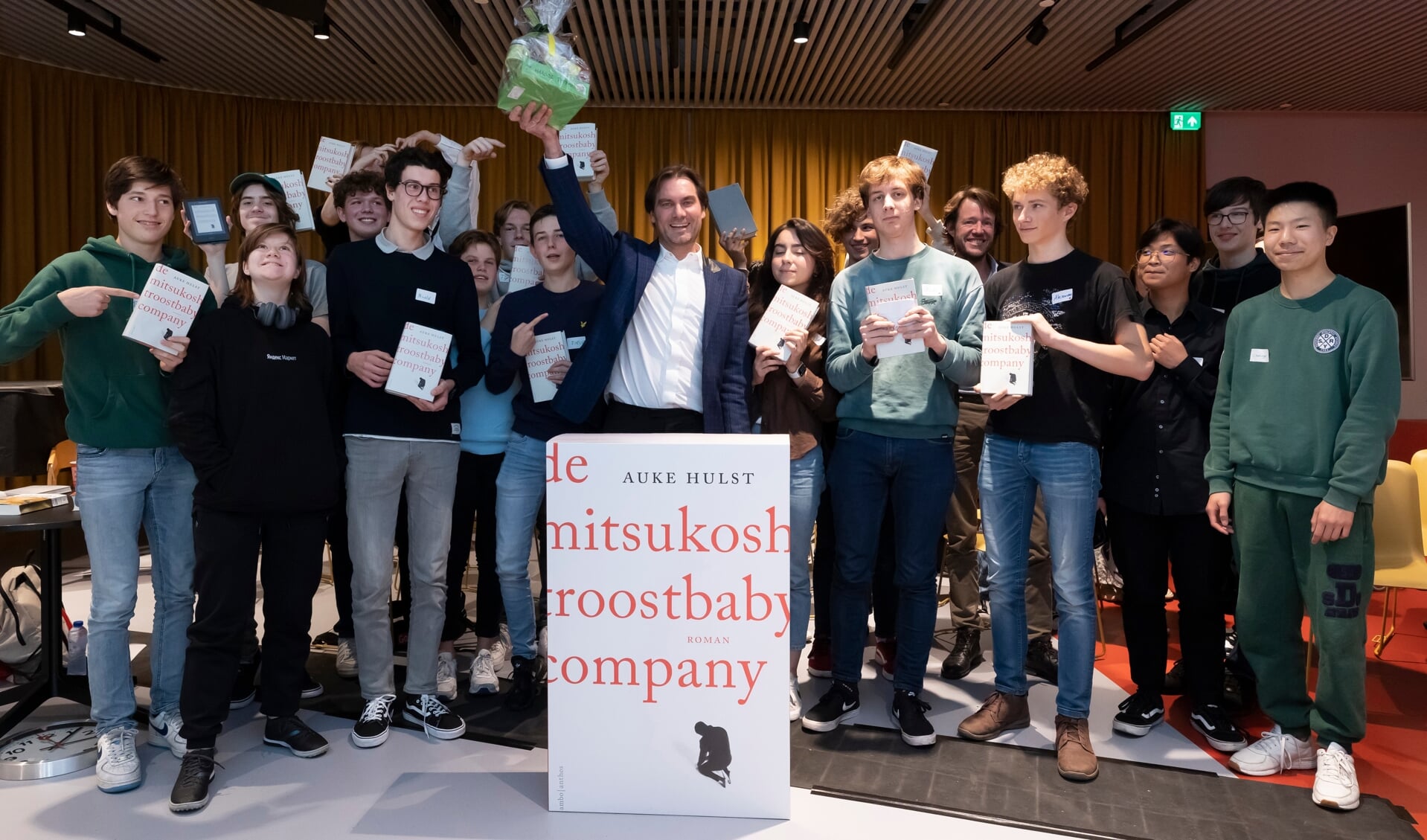 Voorafgaand aan de bekroning 'Beste literaire boek 2022' gaan Haagse scholieren in de Centrale Bibliotheek in debat met de genomineerde auteurs.