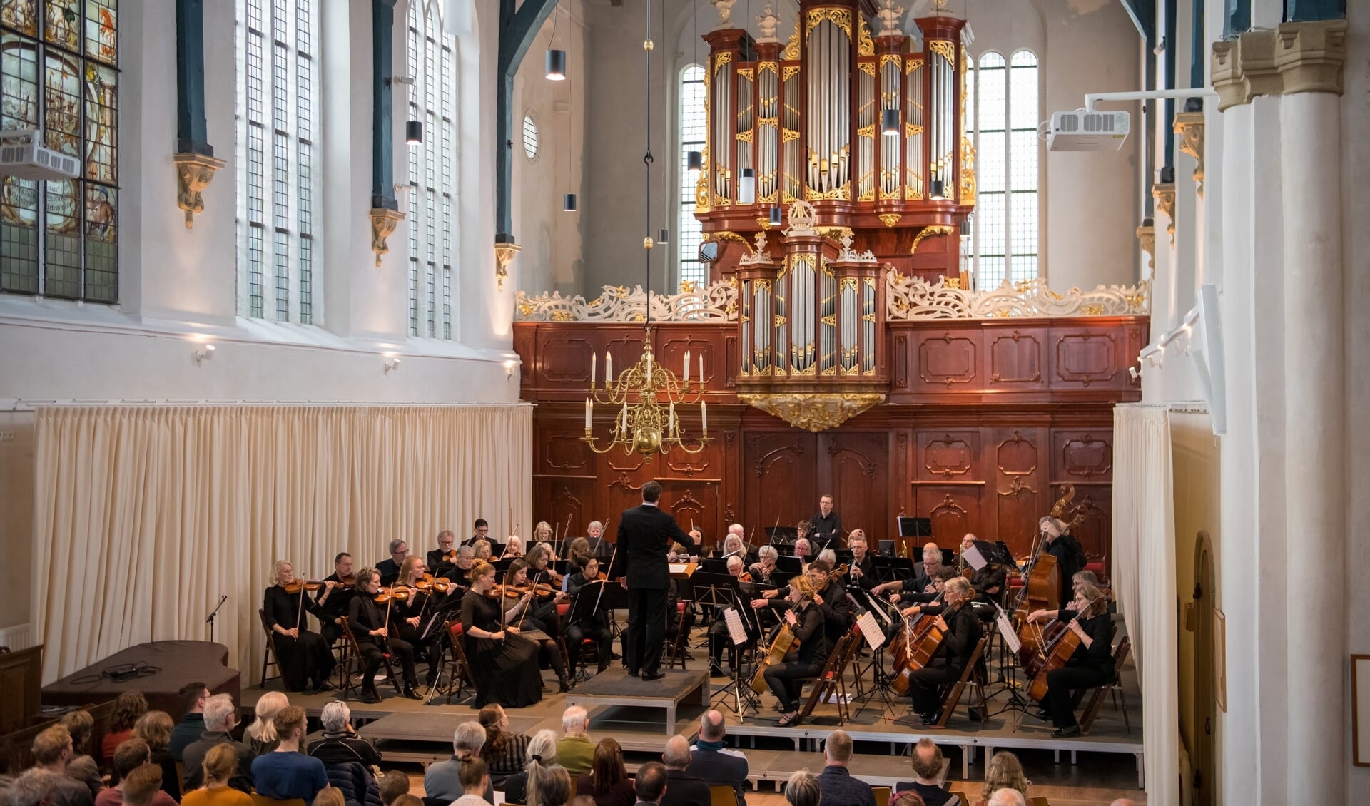 Vereniging Hoorns Orkest Sinfonia speelt zondag 18 december onder leiding van Coen Stuit het bekende en zeer geliefde pianoconcert van Grieg in de Oosterkerk.