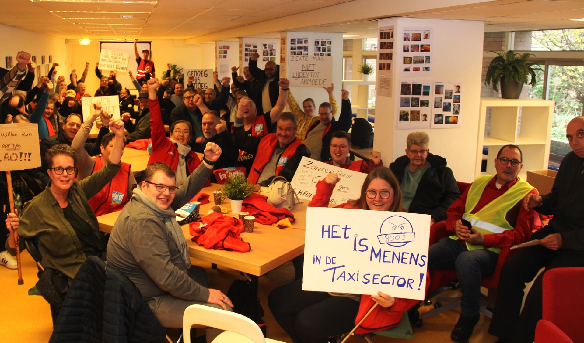 Chauffeurs uit heel Zuid-Holland waren bij de actiebijeenkomst van FNV in De Compagnie aan de Geestbrugkade.